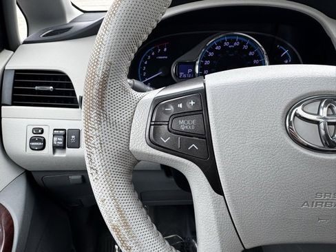 Used 2013 Toyota Sienna XLE image 28