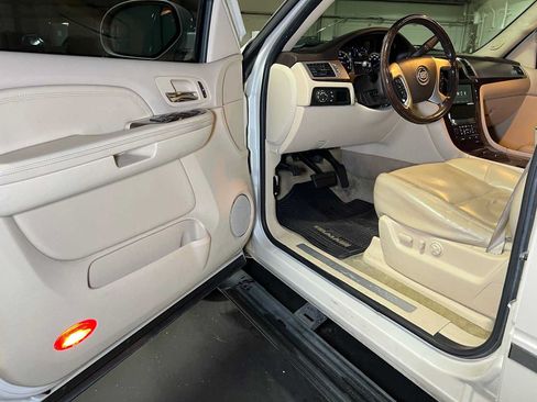 Used 2007 Cadillac Escalade AWD w/ Information Package image 22