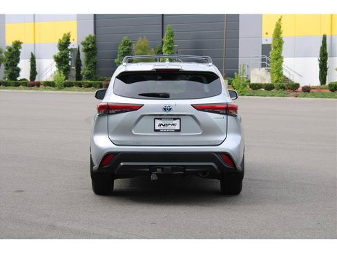 Used 2021 Toyota Highlander XLE AWD/4WD image 3