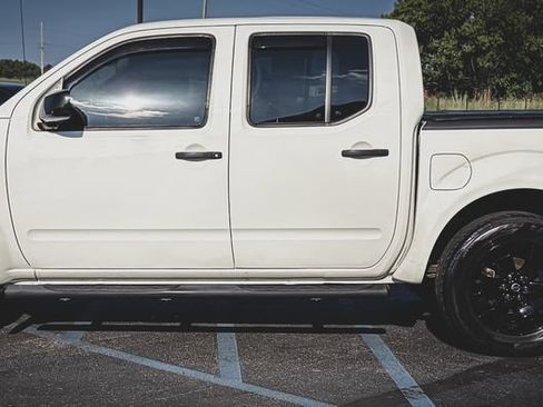 Used 2020 Nissan Frontier SV w/ Midnight Edition Floor Mats AWD/4WD image 17
