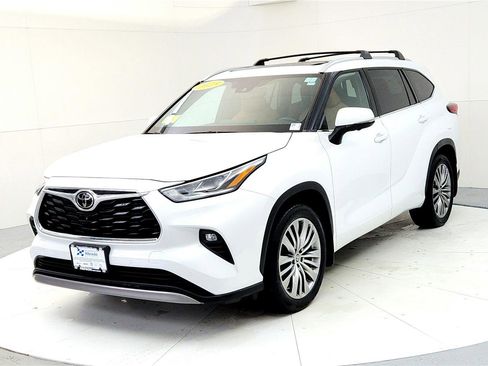 Used 2023 Toyota Highlander Platinum image 2