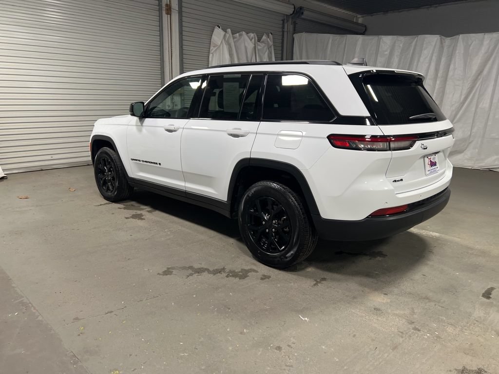 Used 2025 Jeep Grand Cherokee Altitude AWD/4WD image 5