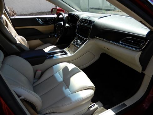 Used 2018 Lincoln Continental Premiere image 10