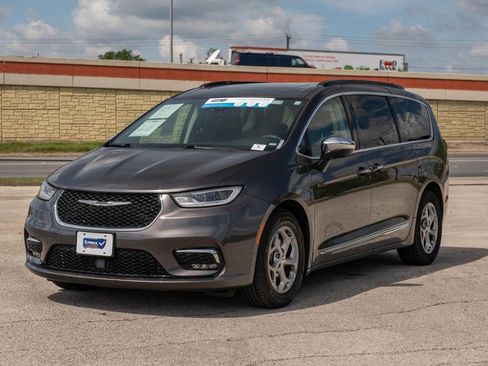 Used 2023 Chrysler Pacifica Limited FWD image 4