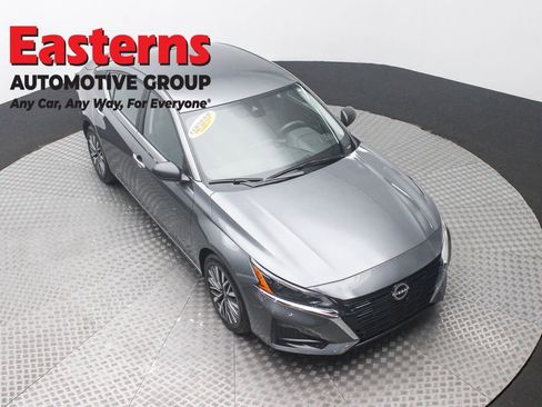 Used 2025 Nissan Altima 2.5 SV image 3