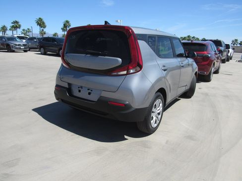 Used 2022 Kia Soul LX image 3