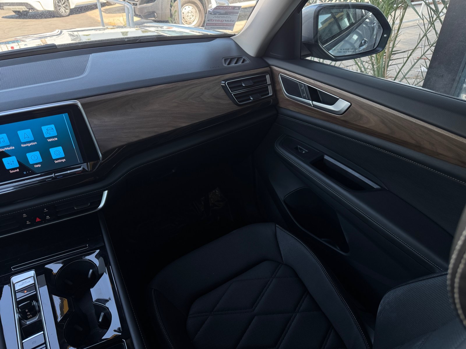 Used 2025 Volkswagen Atlas SE FWD image 17