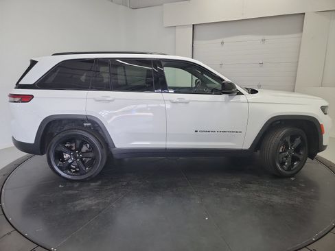 Used 2022 Jeep Grand Cherokee Altitude AWD/4WD image 11