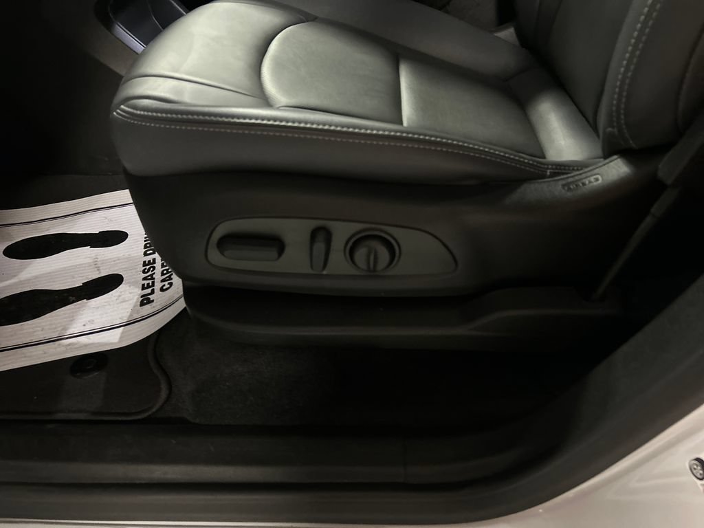 Used 2024 Buick Enclave Essence w/ Sport Touring Edition FWD image 13