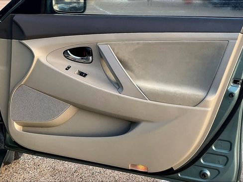 Used 2010 Toyota Camry LE image 26