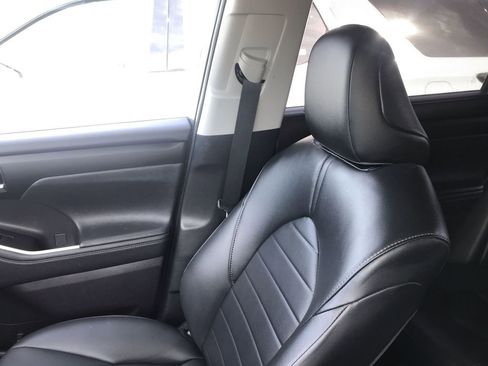 Used 2023 Toyota Highlander XLE AWD/4WD image 24