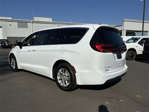 New 2026 Chrysler Pacifica Select image 11