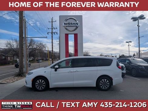 Used 2023 Chrysler Pacifica Touring-L image 1