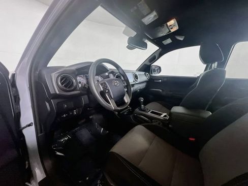 Used 2020 Toyota Tacoma TRD Sport w/ Technology Package AWD/4WD image 17