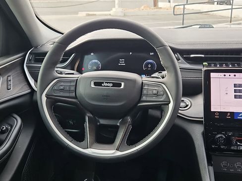 Used 2023 Jeep Grand Cherokee Limited image 23