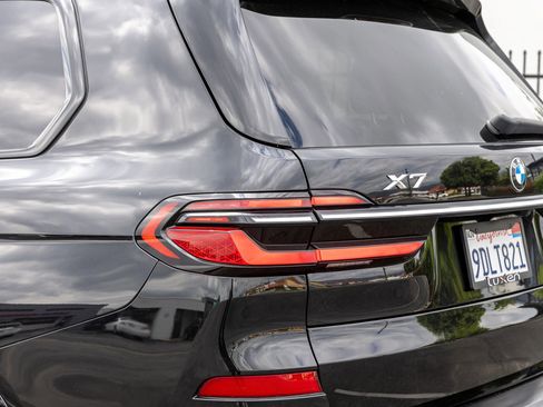 Used 2023 BMW X7 xDrive40i w/ M Sport Package AWD/4WD image 6