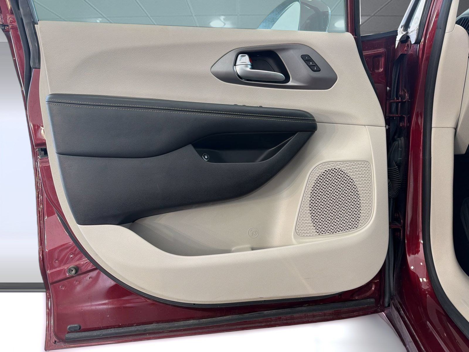 Used 2021 Chrysler Pacifica Touring-L w/ Uconnect Theater Family Group FWD image 13