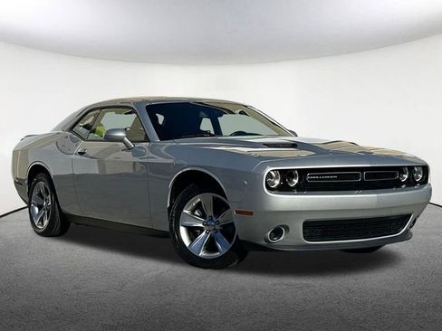 Used 2022 Dodge Challenger SXT image 2