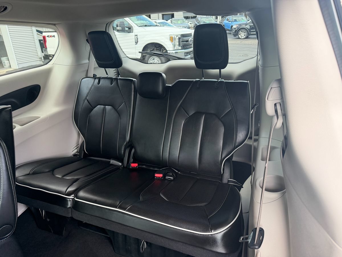 Used 2023 Chrysler Pacifica Limited FWD image 6