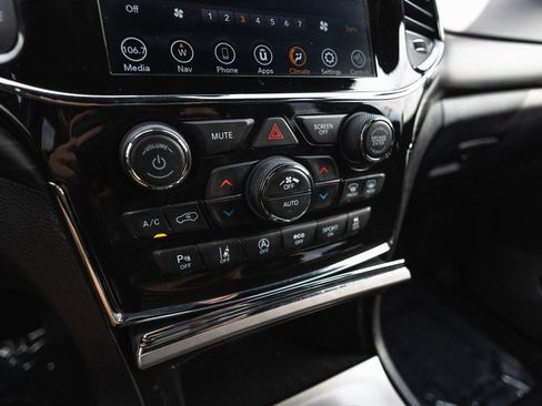 Used 2022 Jeep Grand Cherokee Laredo X image 15