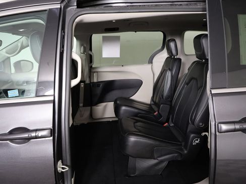 Used 2023 Chrysler Pacifica Touring-L FWD image 30