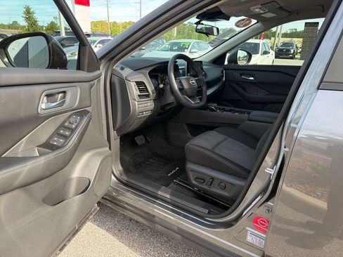 Certified 2026 Nissan Rogue SV image 12