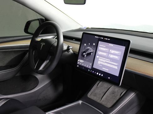 Used 2024 Tesla Model Y Long Range image 16