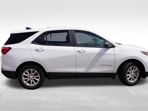 Used 2020 Chevrolet Equinox LS w/ LS Convenience Package AWD/4WD image 2