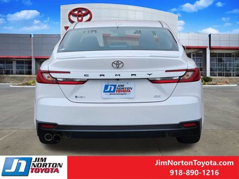 Used 2025 Toyota Camry SE image 6