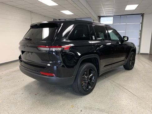 Used 2023 Jeep Grand Cherokee Limited w/ Luxury Tech Group II AWD/4WD image 6