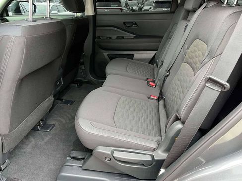 Used 2025 Nissan Pathfinder S FWD image 6