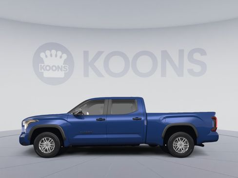 Used 2022 Toyota Tundra SR5 w/ SR5 Convenience Package AWD/4WD image 2