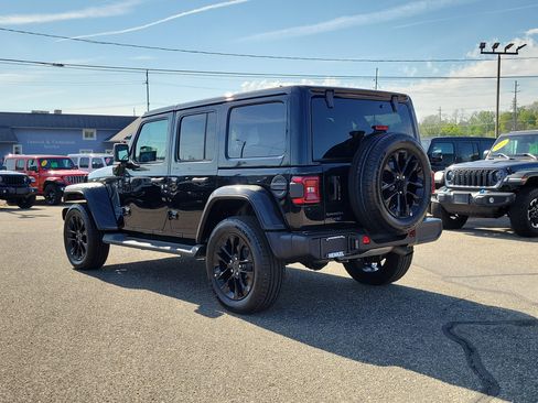 Used 2025 Jeep Wrangler Unlimited Sahara AWD/4WD image 3