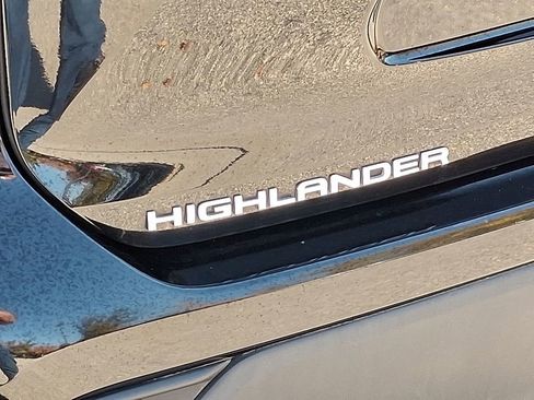 Used 2021 Toyota Highlander LE image 34