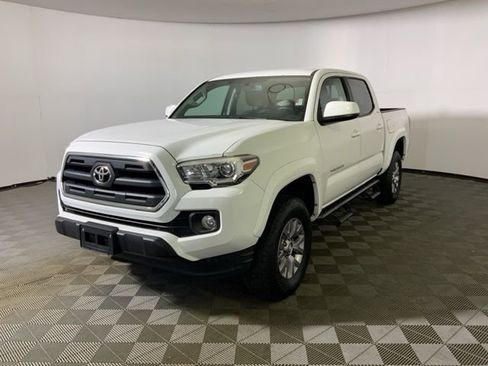 Used 2017 Toyota Tacoma SR5 w/ Tow Package AWD/4WD image 3