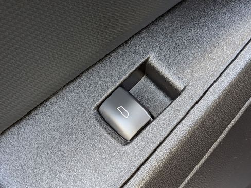 Used 2025 Chevrolet Equinox LT image 29