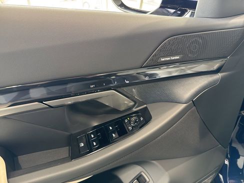 New 2026 BMW 550e xDrive image 39