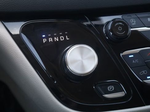 Used 2024 Chrysler Pacifica Touring-L FWD image 19