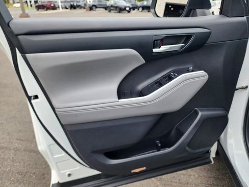 Used 2022 Toyota Highlander XLE image 19