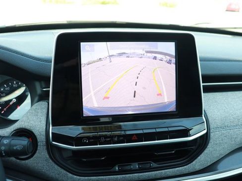 Used 2025 Jeep Compass Latitude image 25