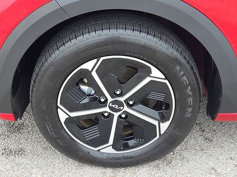 Used 2025 Kia Niro EX image 7