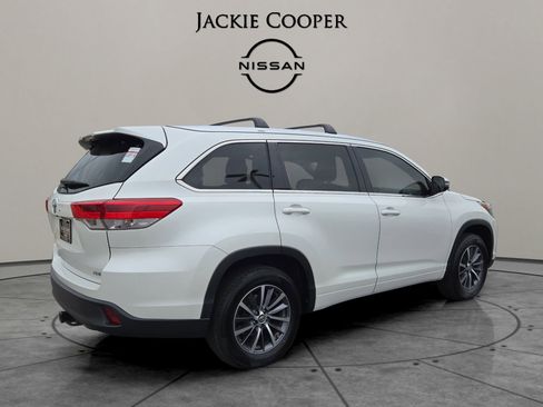 Used 2018 Toyota Highlander XLE image 5