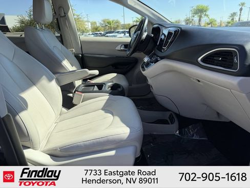 Used 2018 Chrysler Pacifica Touring-L FWD image 15