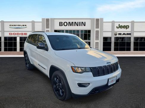 Used 2019 Jeep Grand Cherokee Laredo image 2