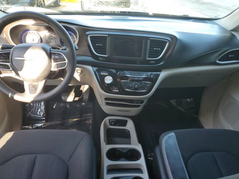 Used 2018 Chrysler Pacifica L image 12