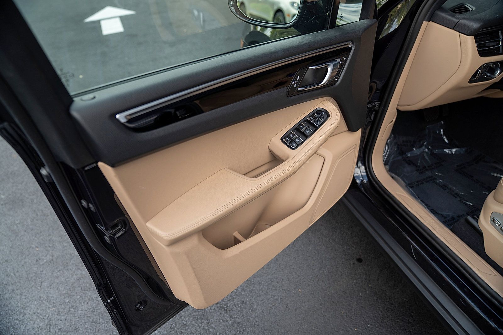 Used 2023 Porsche Macan AWD/4WD image 16
