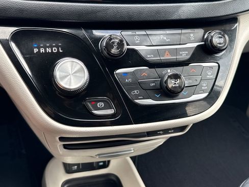 Used 2018 Chrysler Pacifica Touring-L image 20