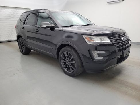 Used 2017 Ford Explorer XLT w/ Equipment Group 202A AWD/4WD image 11