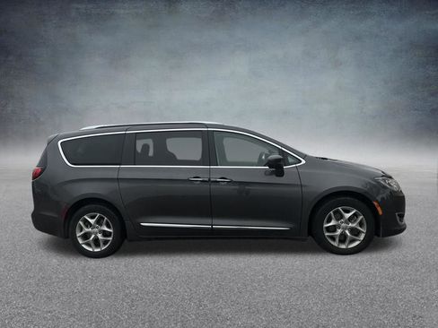 Used 2019 Chrysler Pacifica Touring-L w/ Advanced Safetytec Group image 7