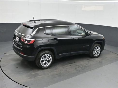 New 2026 Jeep Compass Latitude w/ Mopar Graphics Package image 31